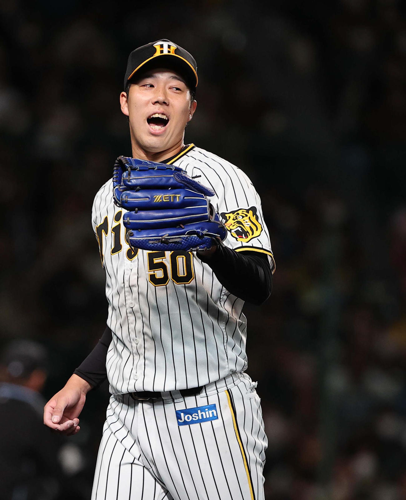 15日の巨人戦、4回のピンチを切り抜け笑顔を見せる青柳