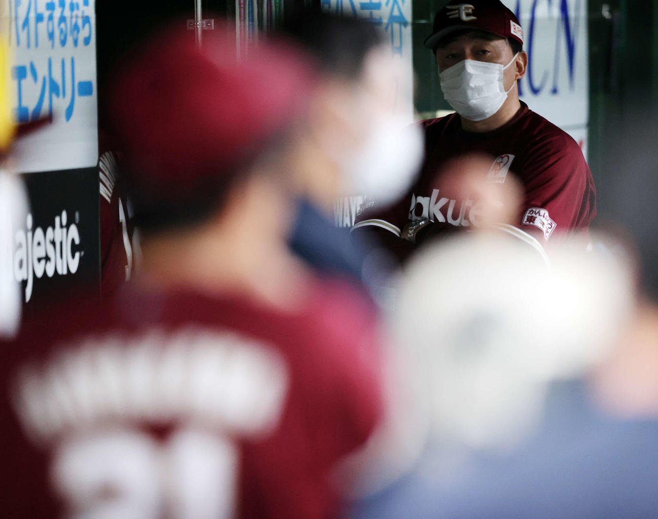 西武対楽天　7回裏西武の攻撃を抑えた早川（手前）を見つめる石井監督（撮影・浅見桂子）