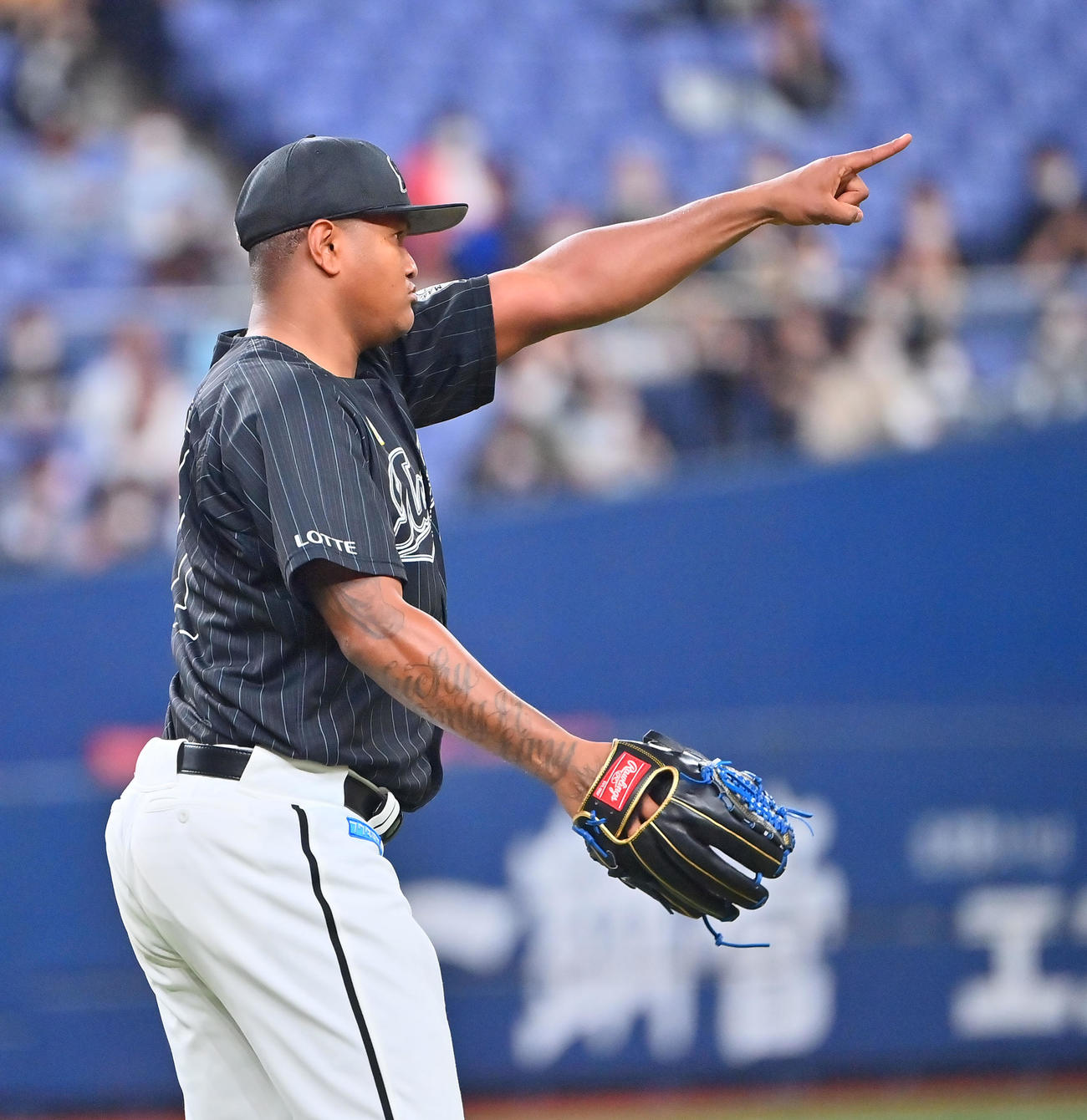 オリックス対ロッテ　6回裏オリックス1死、福田の打球を処理した中村を称えるエンニー・ロメロ（撮影・和賀正仁）