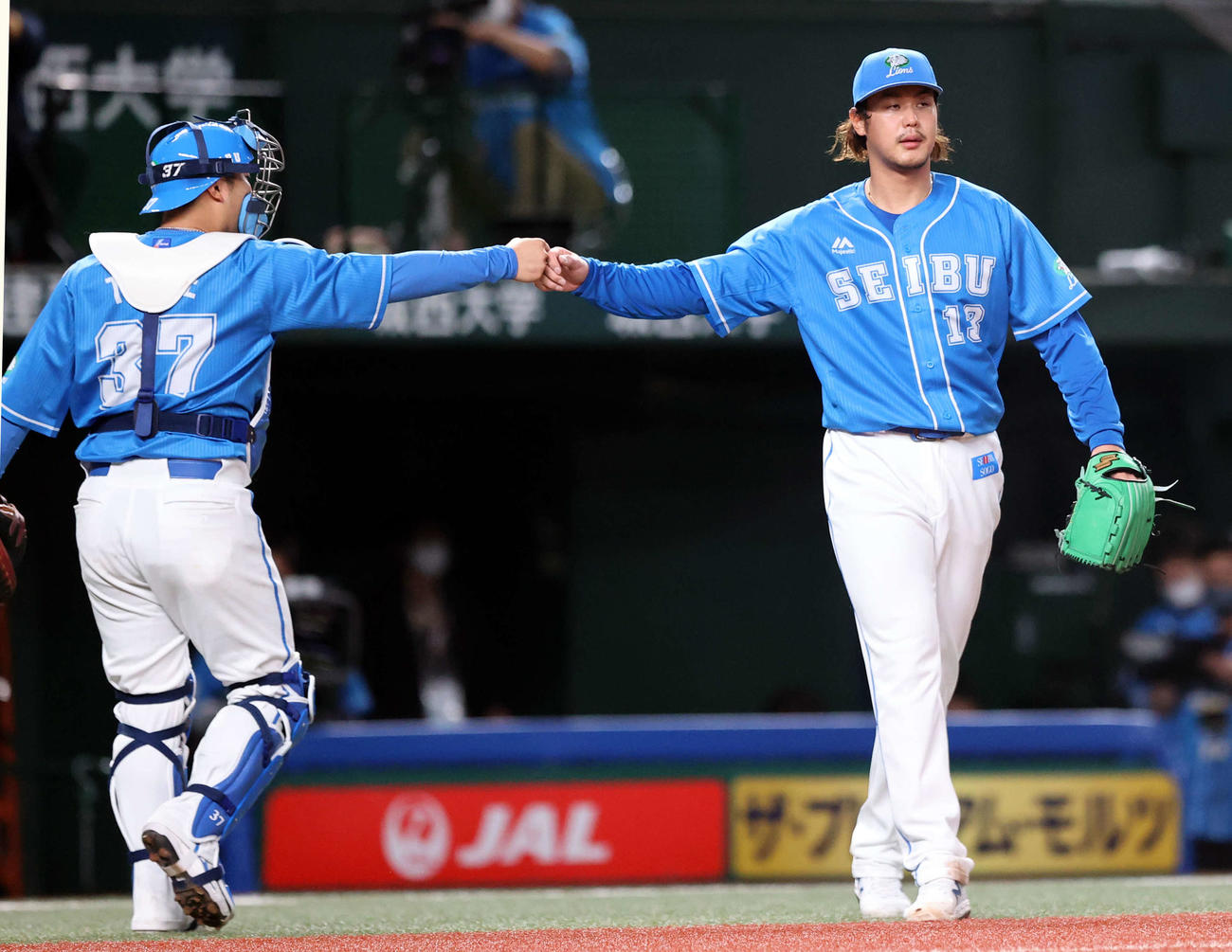 西武対楽天　7回表楽天の攻撃を抑えた高橋（右）は柘植とグータッチでベンチに戻る（撮影・浅見桂子）