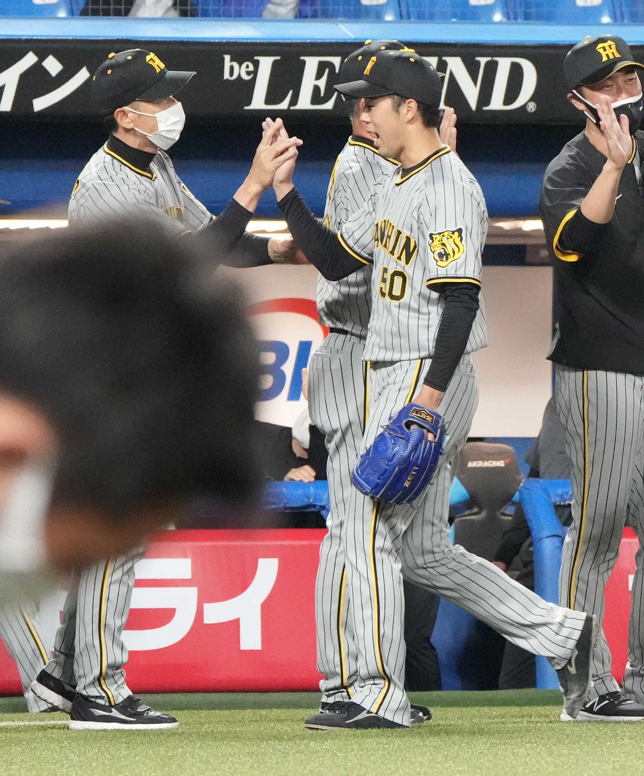 ヤクルト対阪神　完封でチームの敵地今季初勝利を飾った阪神先発の青柳（右）は矢野監督の祝福を受ける（撮影・小沢裕）