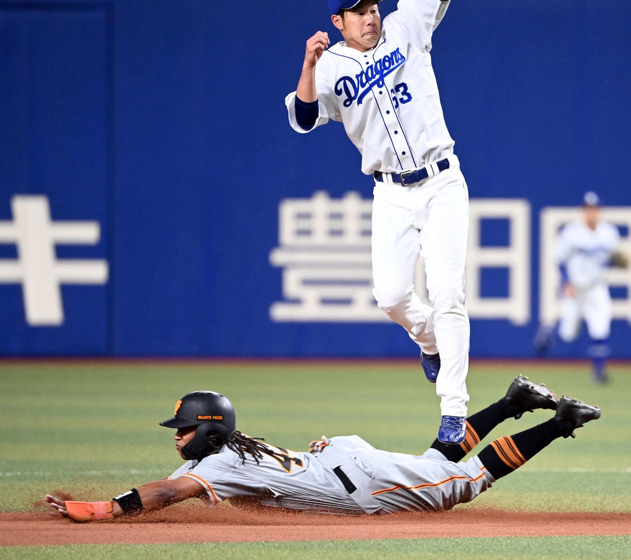 中日対巨人　4回表巨人2死一、三塁、二盗を決めるウォーカー（撮影・たえ見朱実）