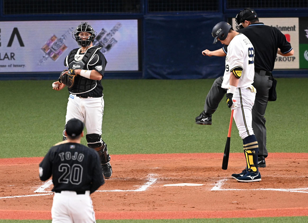 オリックス対ロッテ　7回裏オリックス1死一、三塁、見逃しの三振に倒れがっくりする杉本（撮影・前岡正明）
