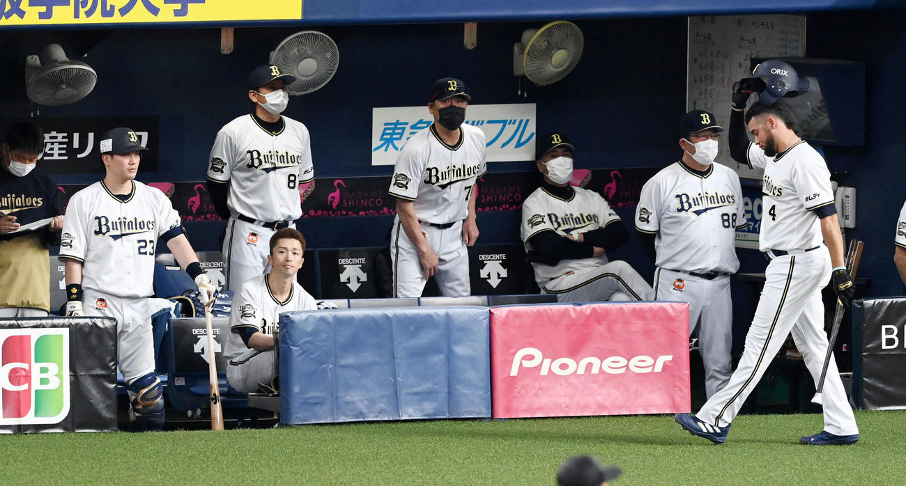 オリックス対ロッテ　7回裏オリックス1死一、三塁、バレラ（右）に代打杉本裕太郎を告げた中嶋監督（中央）（撮影・前岡正明）
