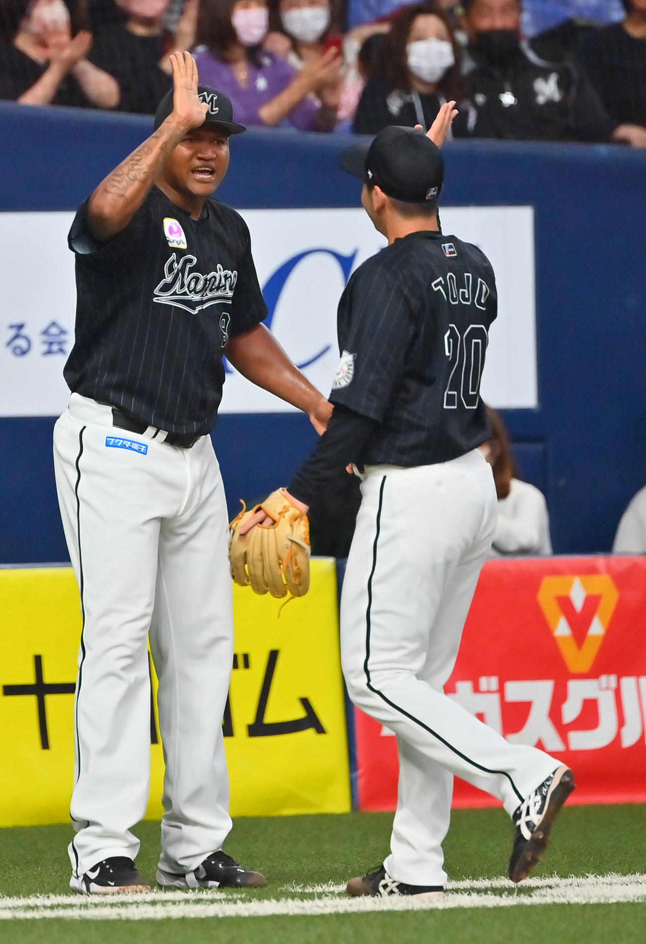 オリックス対ロッテ　7回裏のピンチをしのいだ東條（右）を迎えるロッテ・ロメロ（撮影・和賀正仁）
