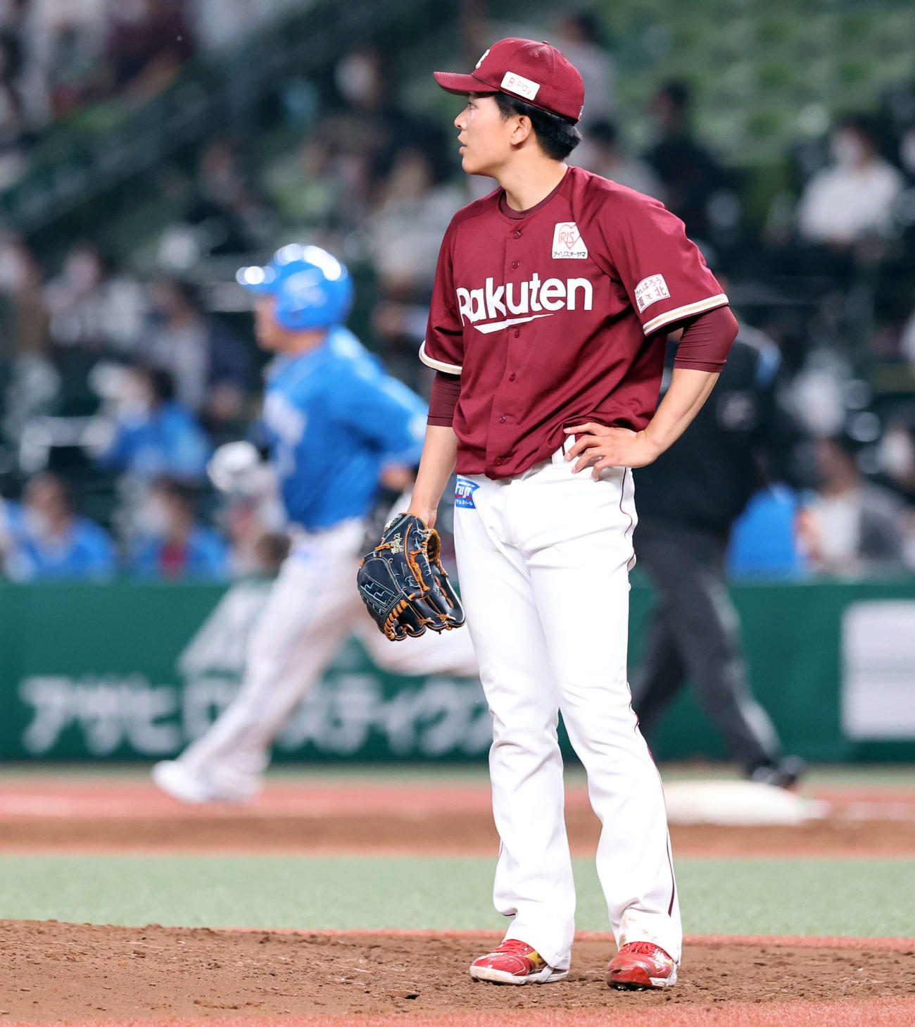 西武対楽天　4回裏西武1死、山川（後方）に中越えソロ本塁打を許し、打球を見つめる早川（撮影・浅見桂子）