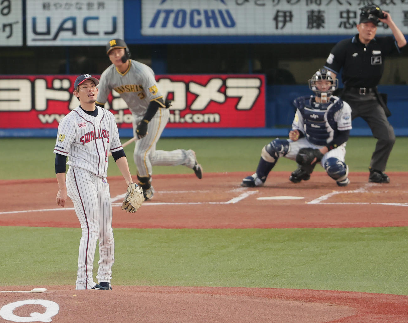 ヤクルト対阪神　1回表阪神2死二塁、大山に左越え先制2点本塁打を許す高梨（撮影・野上伸悟）