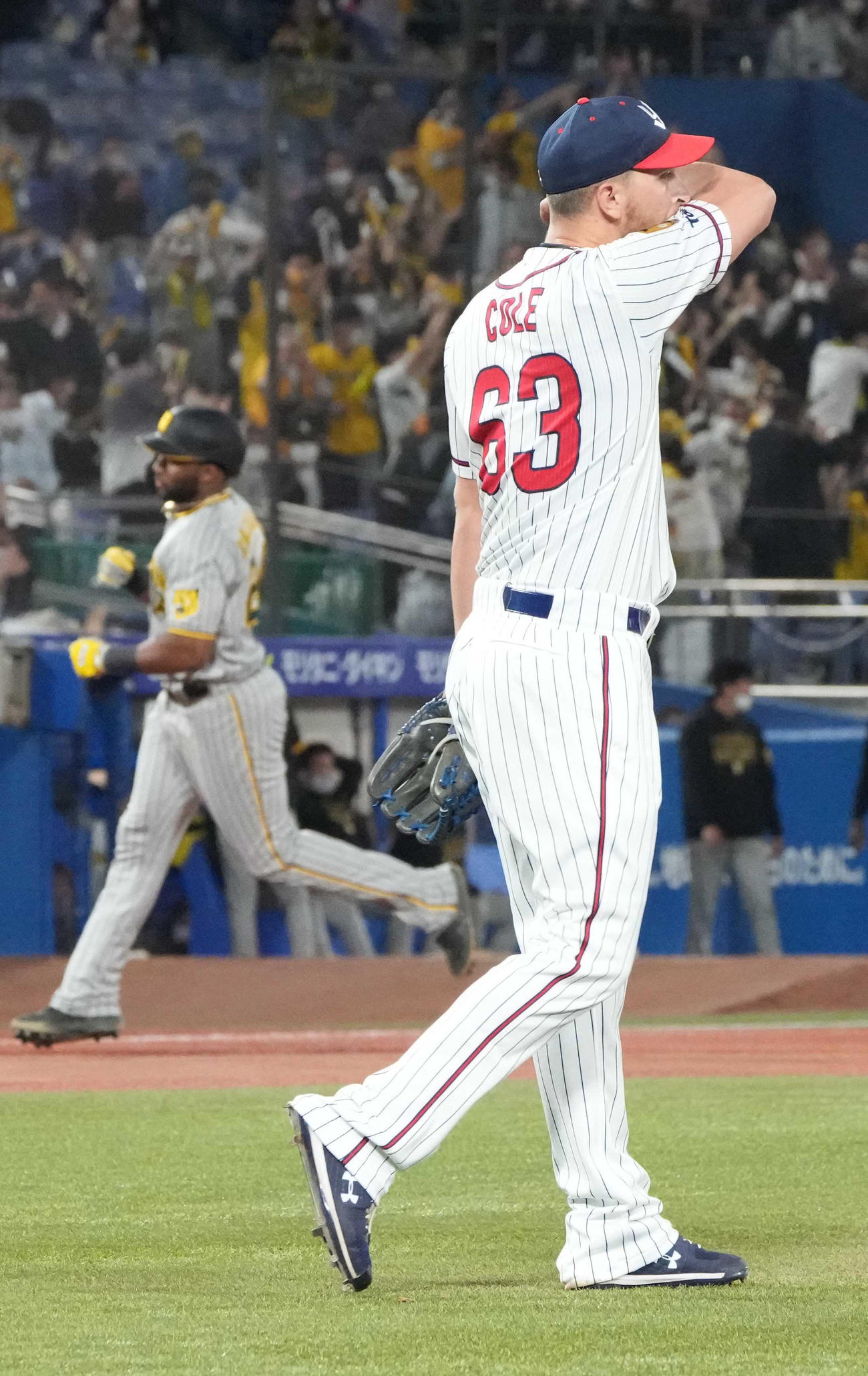 ヤクルト対阪神　7回表阪神2死一、三塁、ヤクルト2番手で登板した来日初登板のコールはロハス（左）に左越えの3点本塁打を許す（撮影・小沢裕）