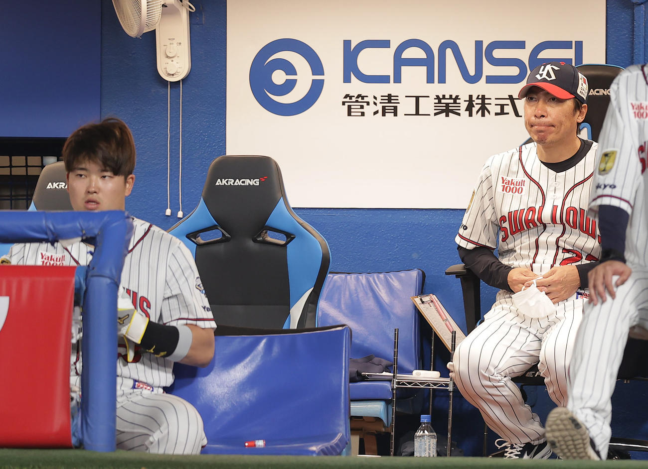ヤクルト対阪神　9回裏の攻撃を厳しい表情で見つめるヤクルト高津監督。左は村上（撮影・前田充）