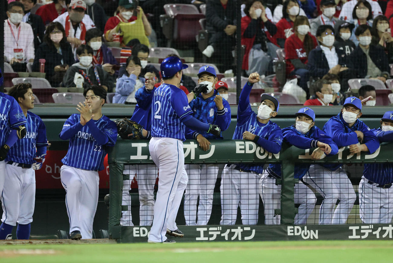 広島対DeNA 9回表DeNA無死三塁、ソトの中前適時打で牧が生還（撮影・加藤孝規）