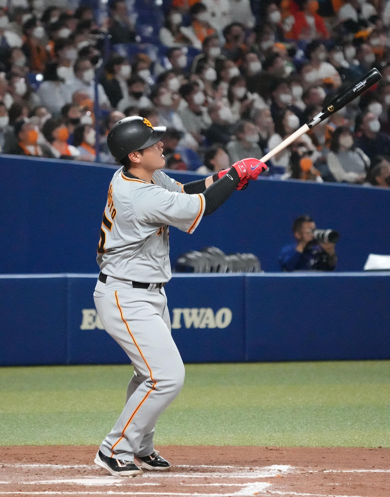 中日対巨人　7回表巨人1死、右中間スタンドへ本塁打を放つ岡本（撮影・森本幸一）