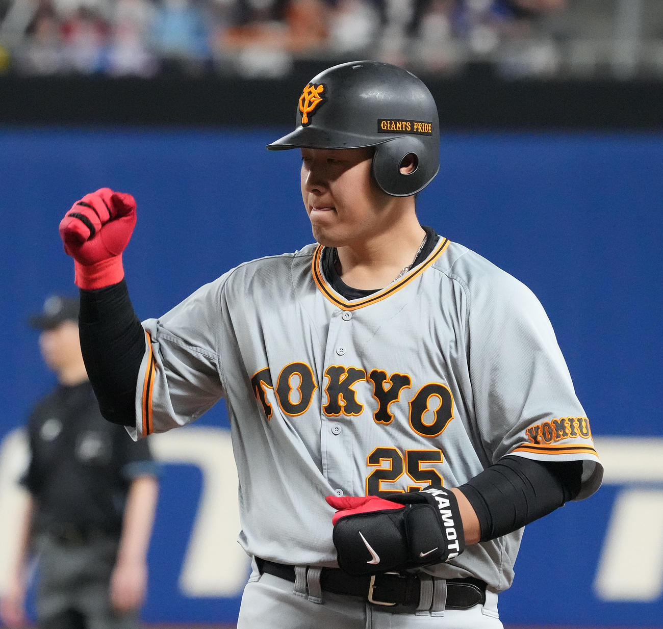 中日対巨人　6回表巨人無死二塁、左前安打を放った岡本（撮影・森本幸一）