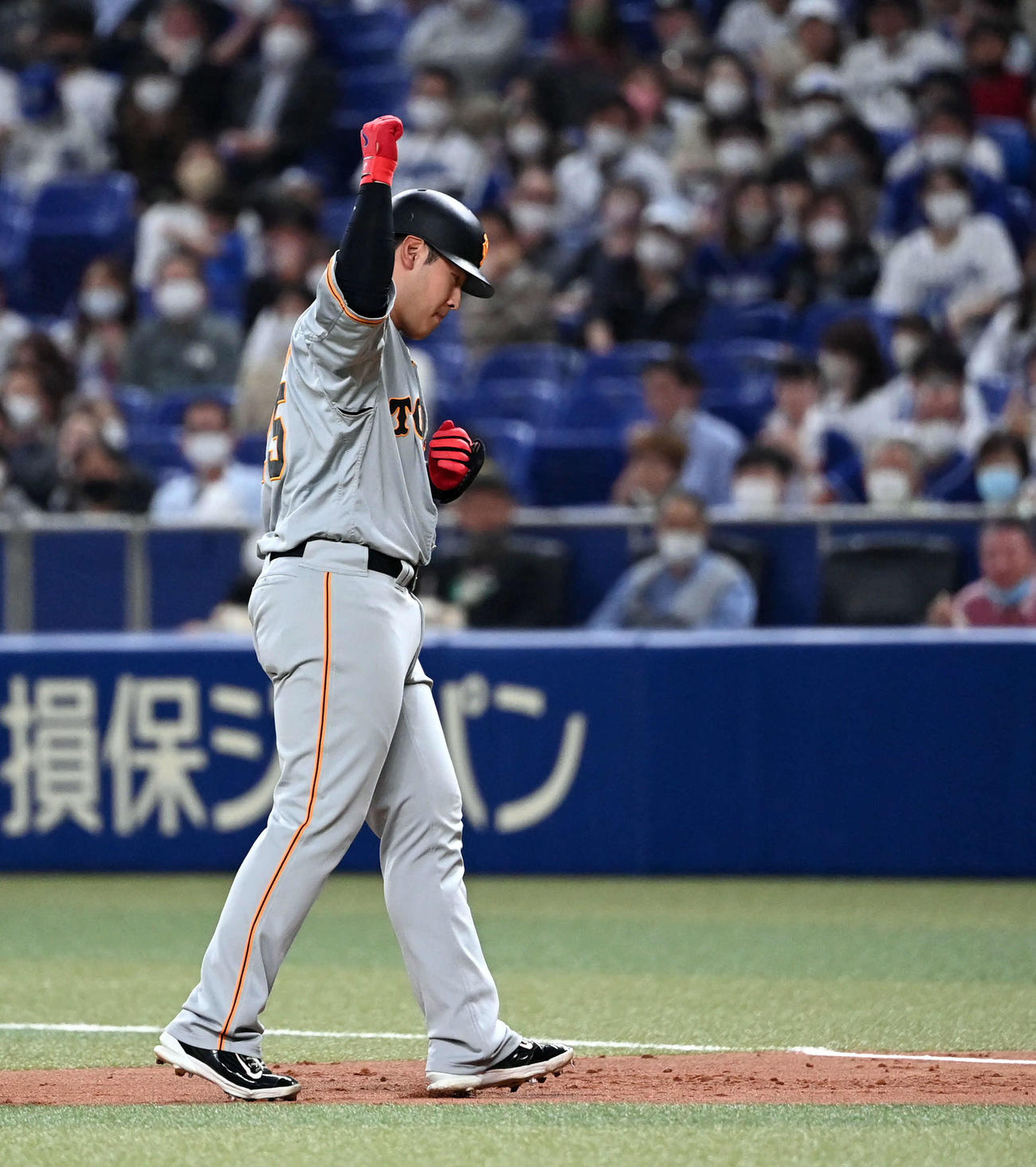 中日対巨人　1回表巨人2死二塁、先制適時打を放ちポーズを決める岡本和（撮影・たえ見朱実）