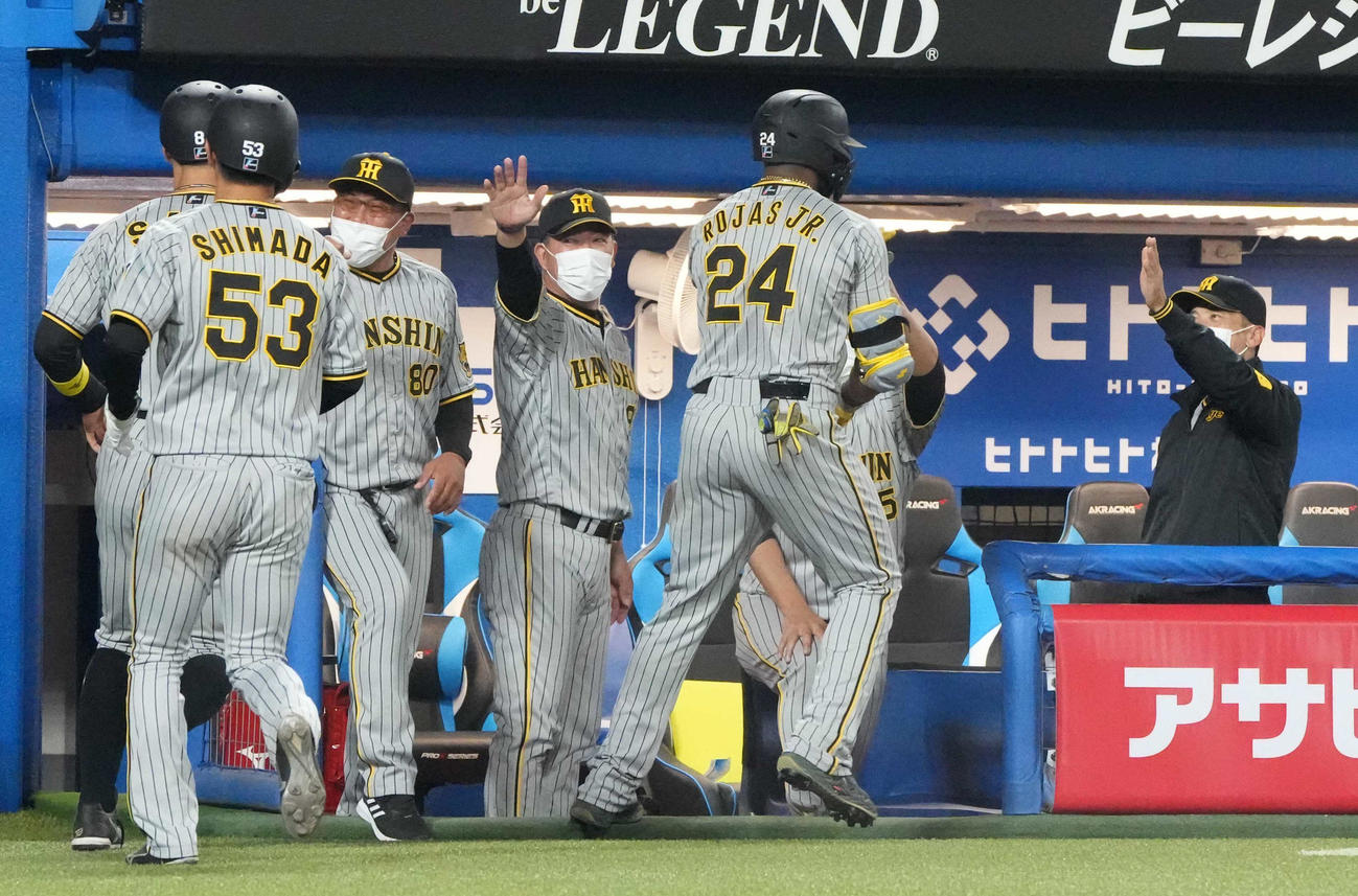 ヤクルト対阪神　7回表阪神2死一、三塁、ロハス（中央）は左越えに3点本塁打を放ち矢野監督（右）らの祝福を受ける（撮影・小沢裕）