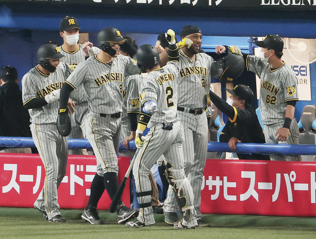 ヤクルト対阪神　7回表阪神2死一、三塁、左越え3点本塁打を放ちベンチに迎えられるロハス（撮影・野上伸悟）