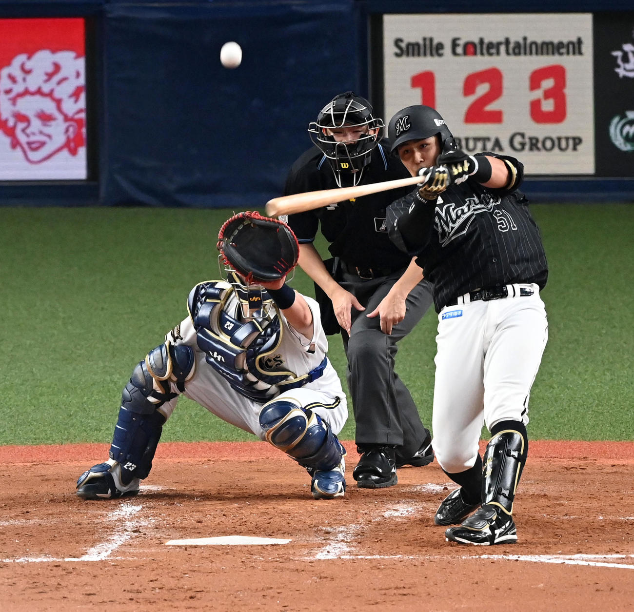 オリックス対ロッテ　4回表ロッテ無死、山口はバックスクリーンに本塁打を放つ（撮影・前岡正明）