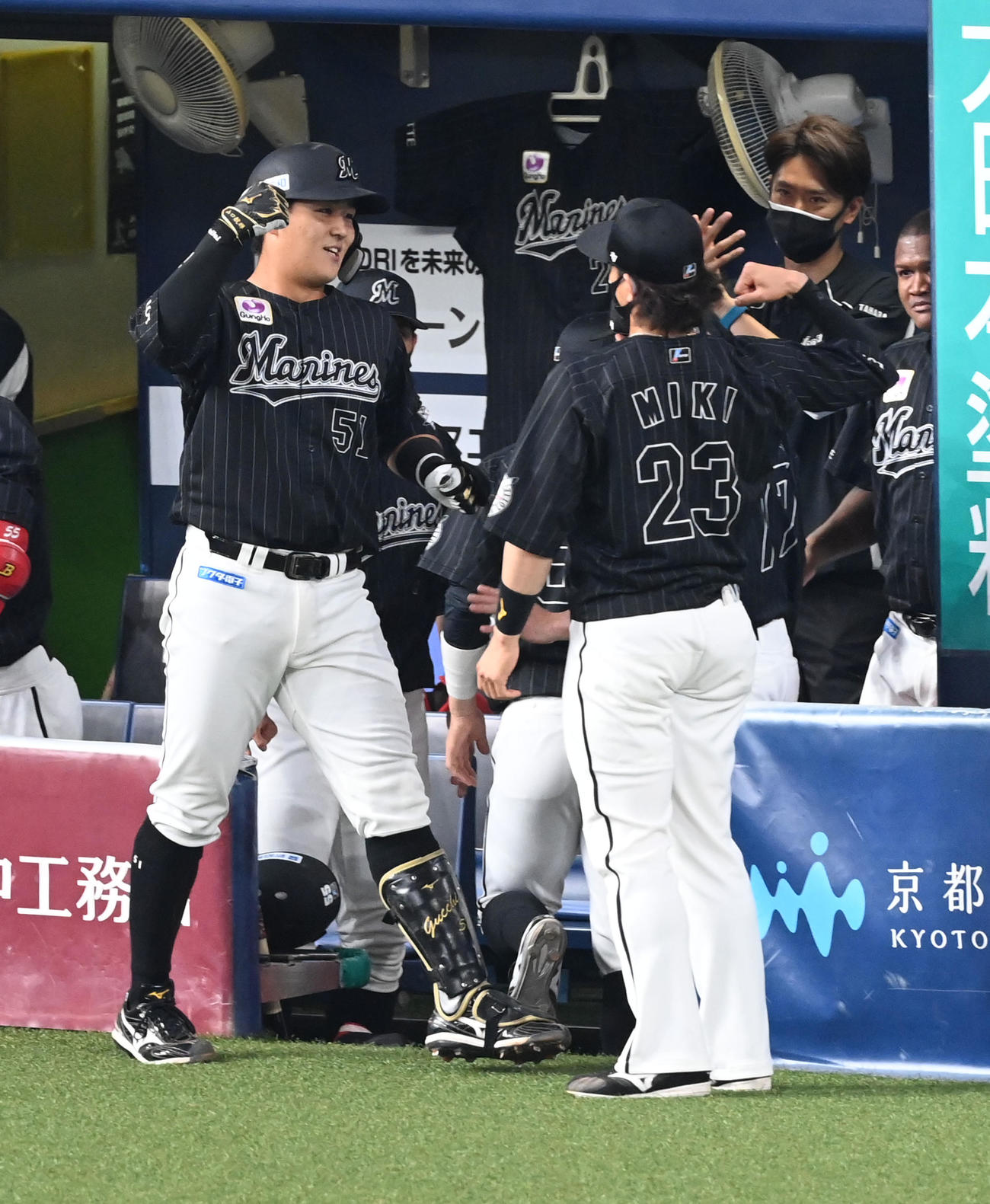 オリックス対ロッテ　4回表ロッテ無死、バックスクリーンに本塁打を放った山口（左）は三木と笑顔でタッチ（撮影・前岡正明）