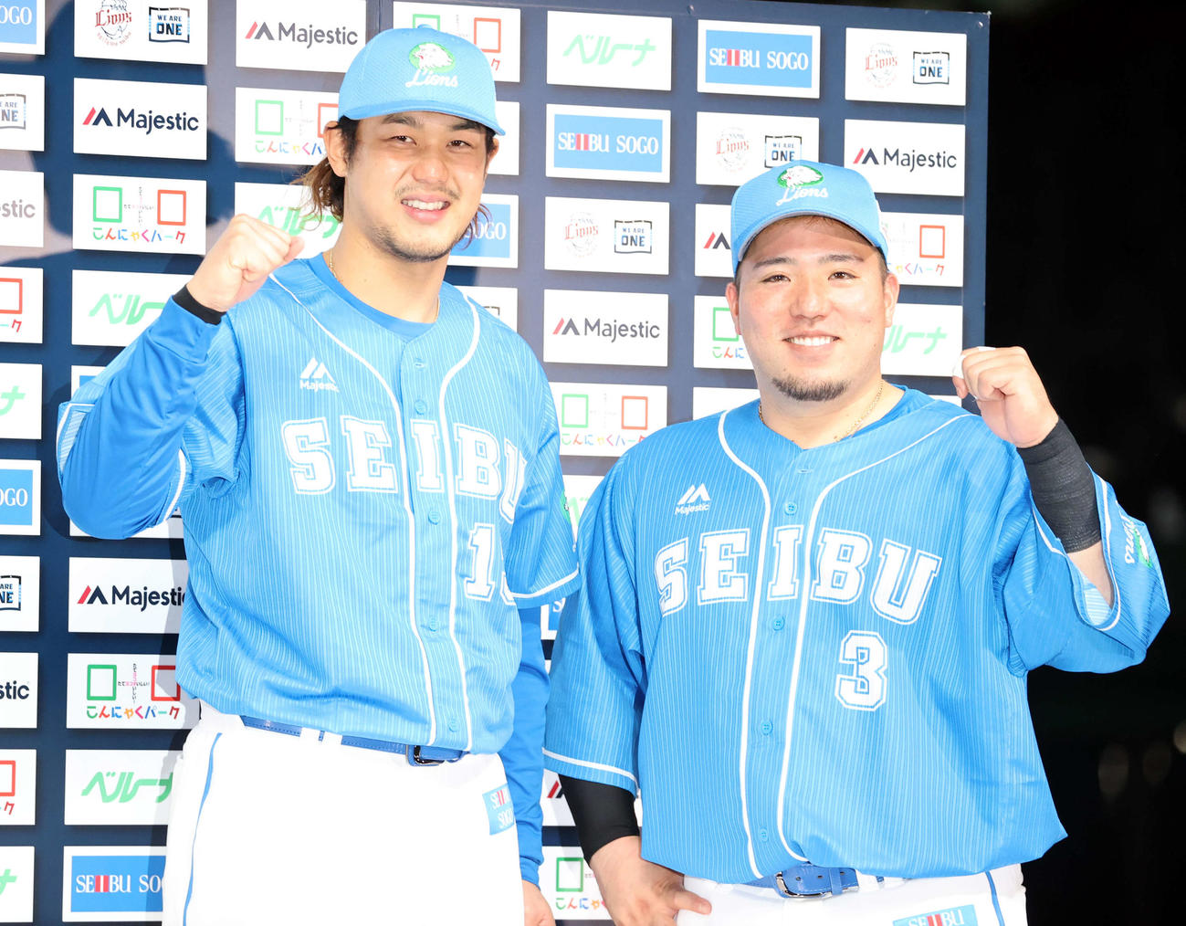 西武対楽天　2勝目の西武高橋（左）と復帰後初本塁打を放った山川は笑顔でガッツポーズ（撮影・浅見桂子）