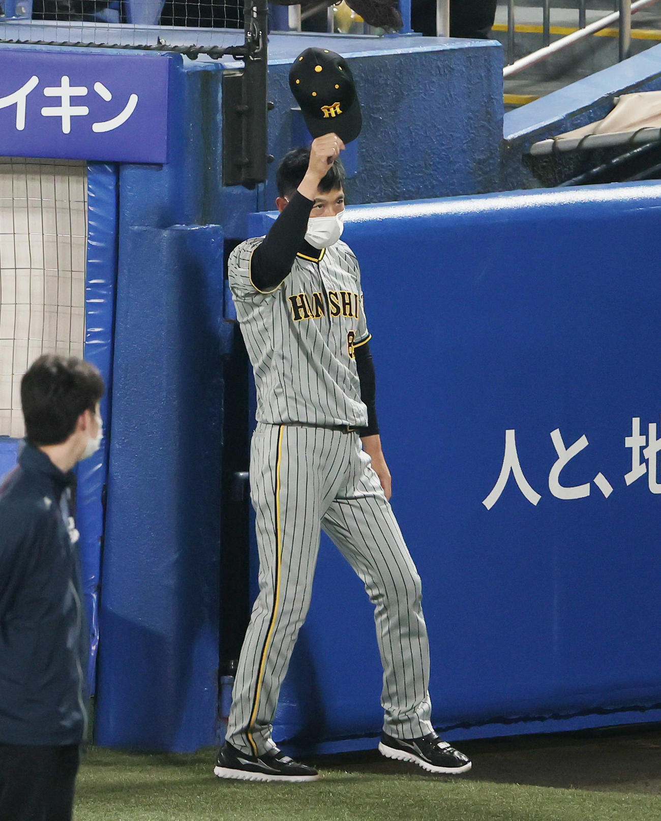 ヤクルト対阪神　ファンの拍手に応えながら引き揚げる阪神矢野監督（撮影・野上伸悟）