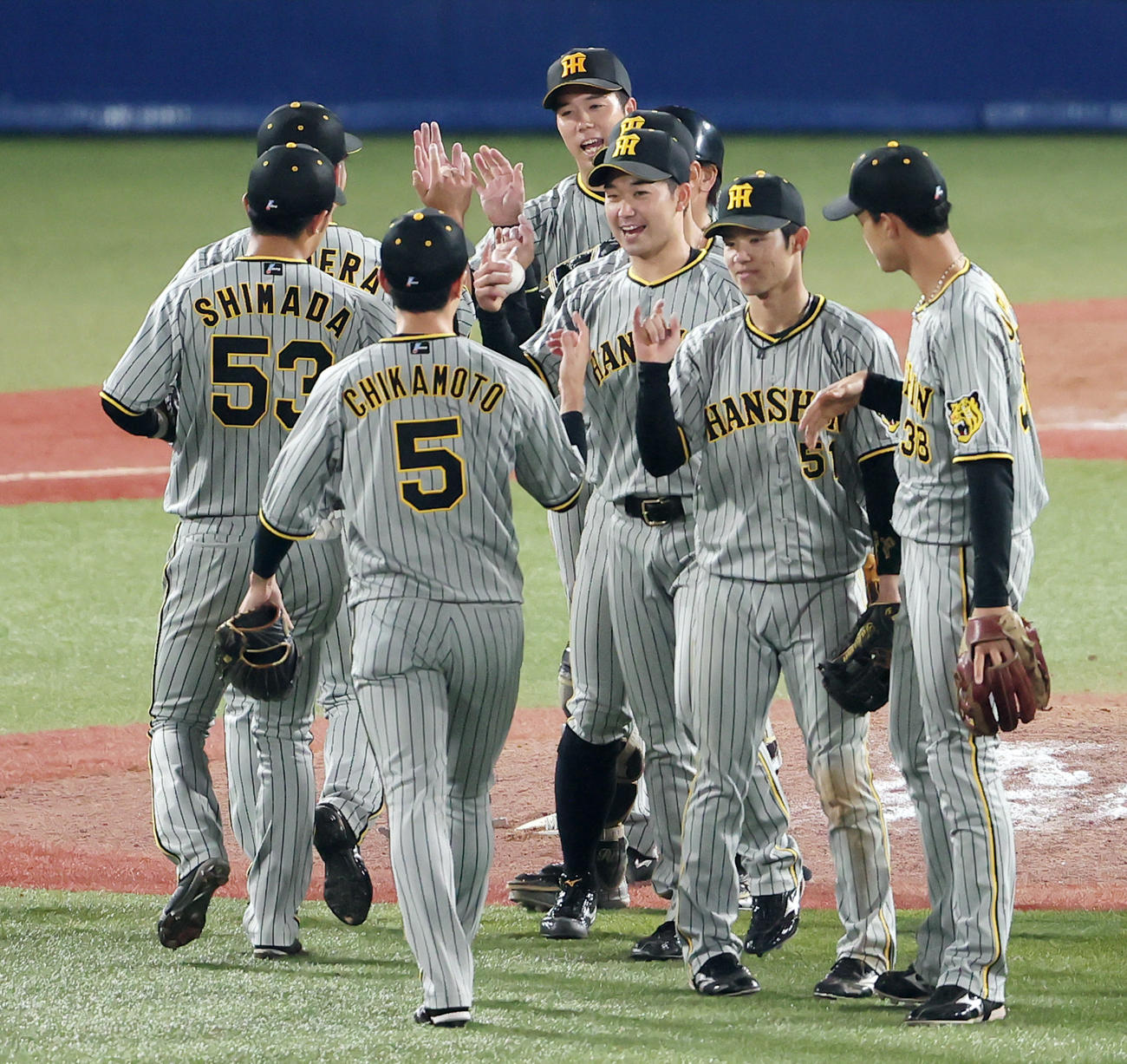 ヤクルト対阪神　完封勝利を挙げ喜ぶ阪神青柳（後方中央）ら（撮影・野上伸悟）