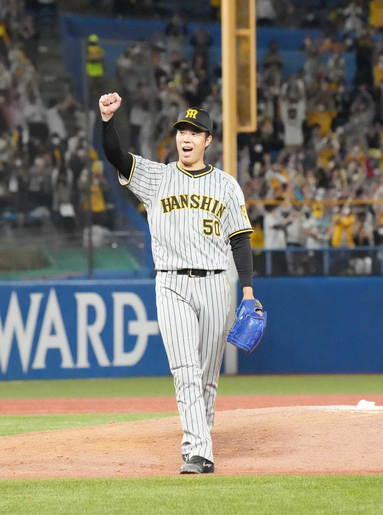 ヤクルト対阪神　完封でチームの敵地今季初勝利を飾りガッツポーズする阪神先発の青柳（撮影・小沢裕）
