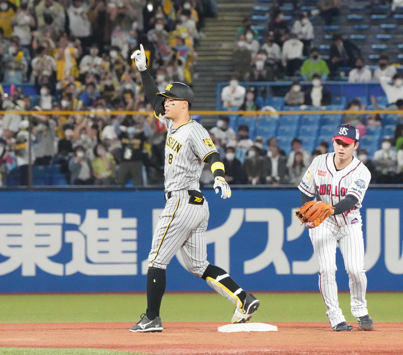 ヤクルト対阪神　7回表阪神1死二塁、佐藤輝は中適時二塁打を放ちベンチに向かってガッツポーズ（撮影・小沢裕）