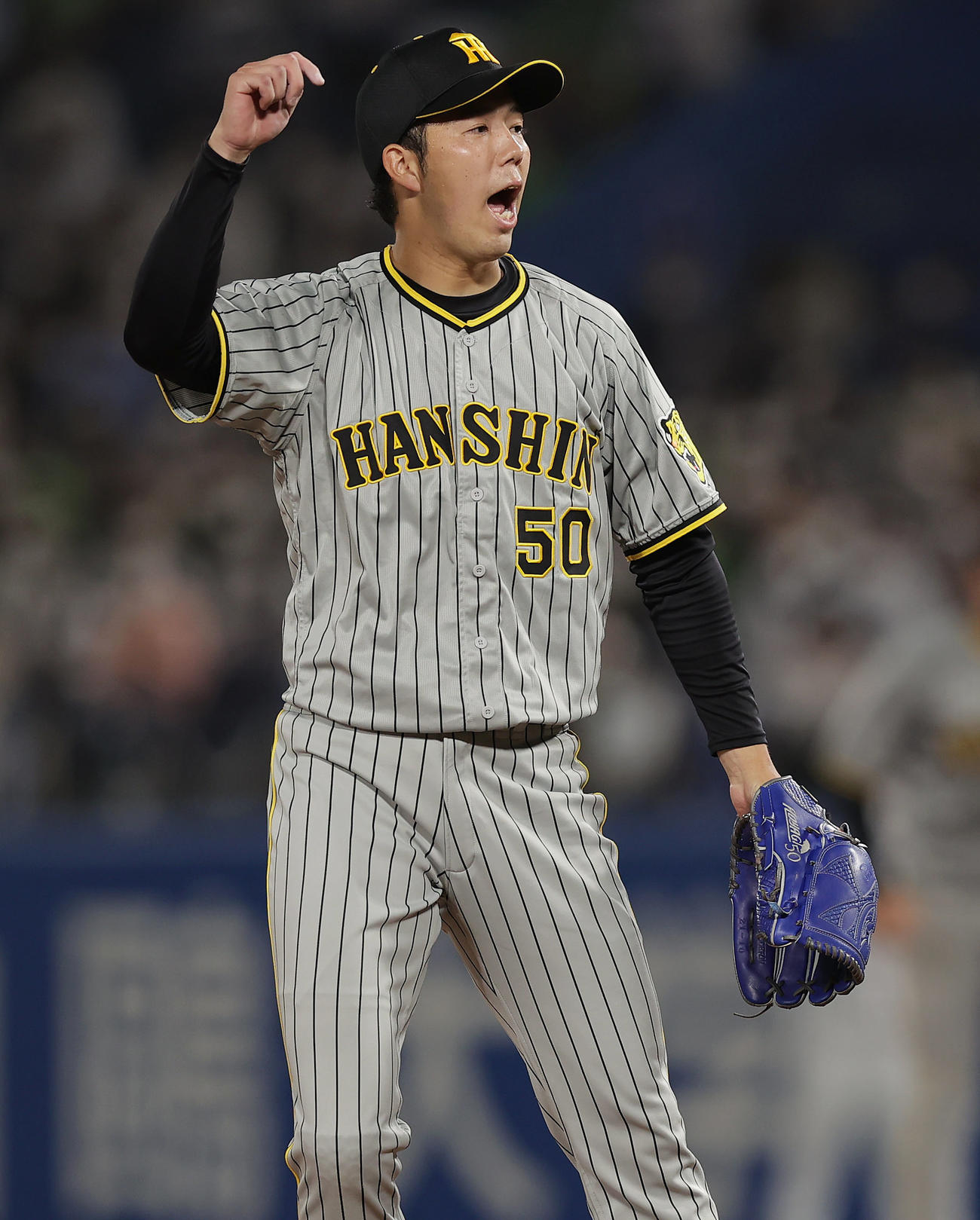 ヤクルト対阪神　6回裏ヤクルト1死二塁、村上を空振り三振に仕留め、雄たけびを上げる青柳（撮影・前田充）