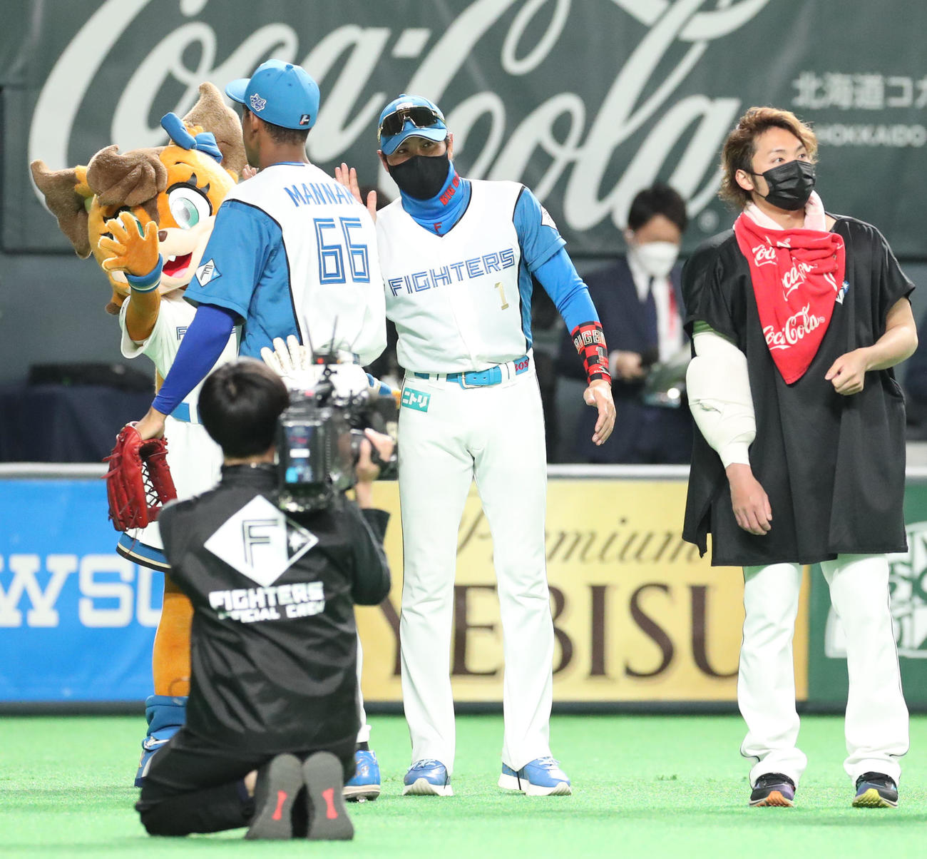 日本ハム対ソフトバンク　日本ハム万波（左）を出迎える新庄監督（撮影・佐藤翔太）
