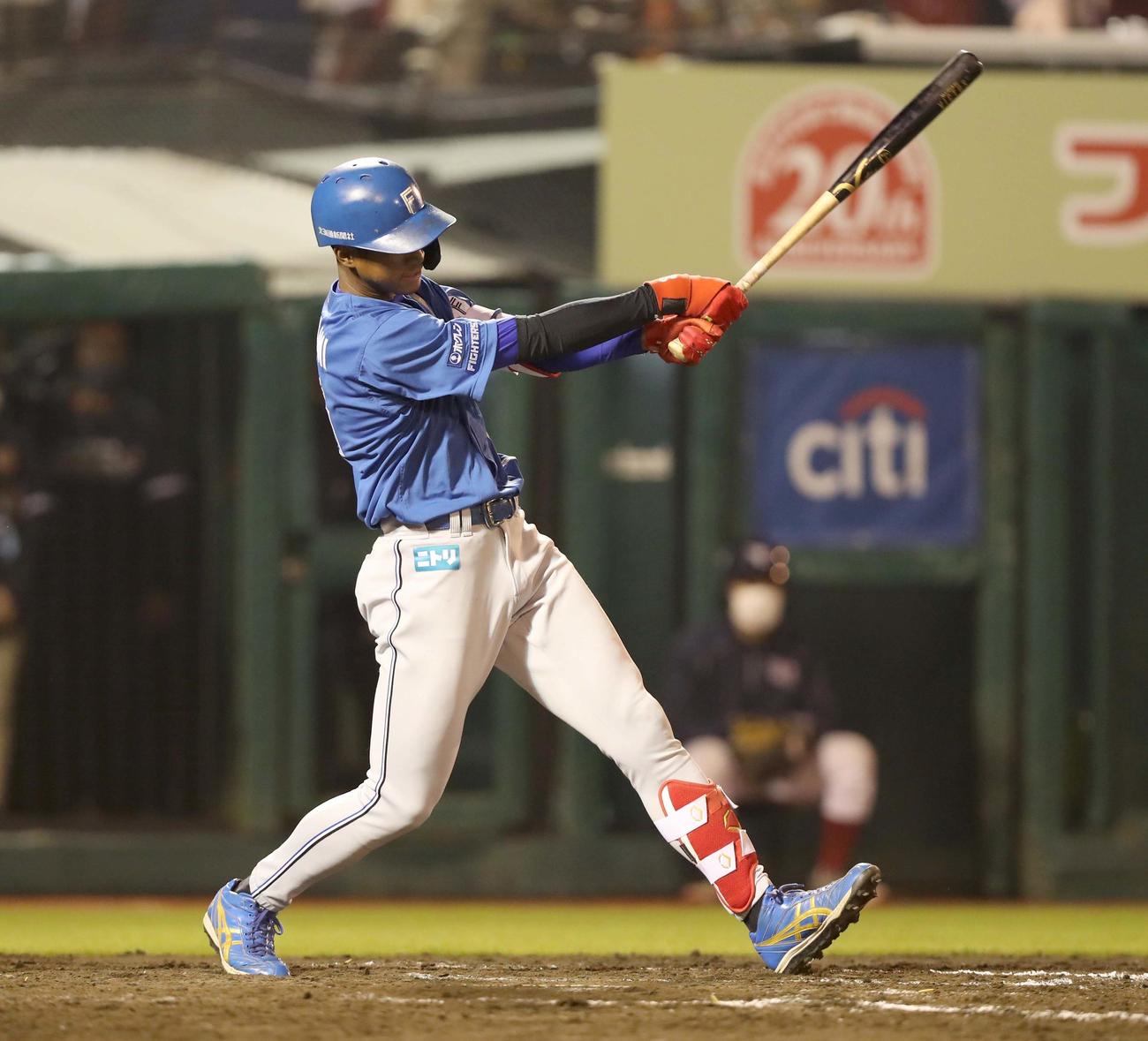 楽天対日本ハム　9回の万波中正　三振（4月21日撮影）