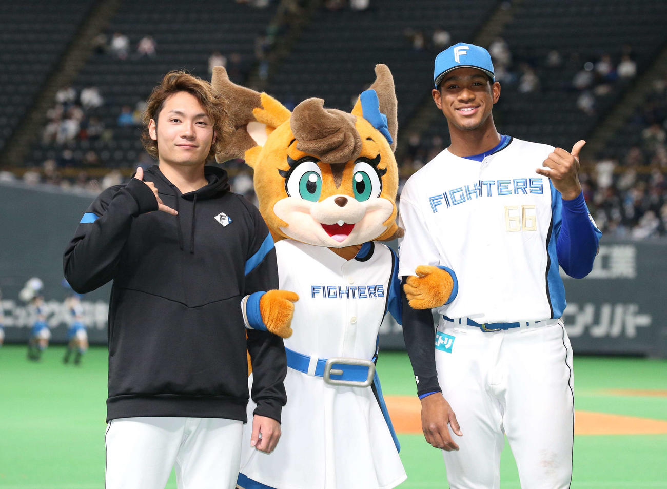 日本ハム対ソフトバンク　試合後、笑顔の伊藤（左）と万波（撮影・黒川智章）