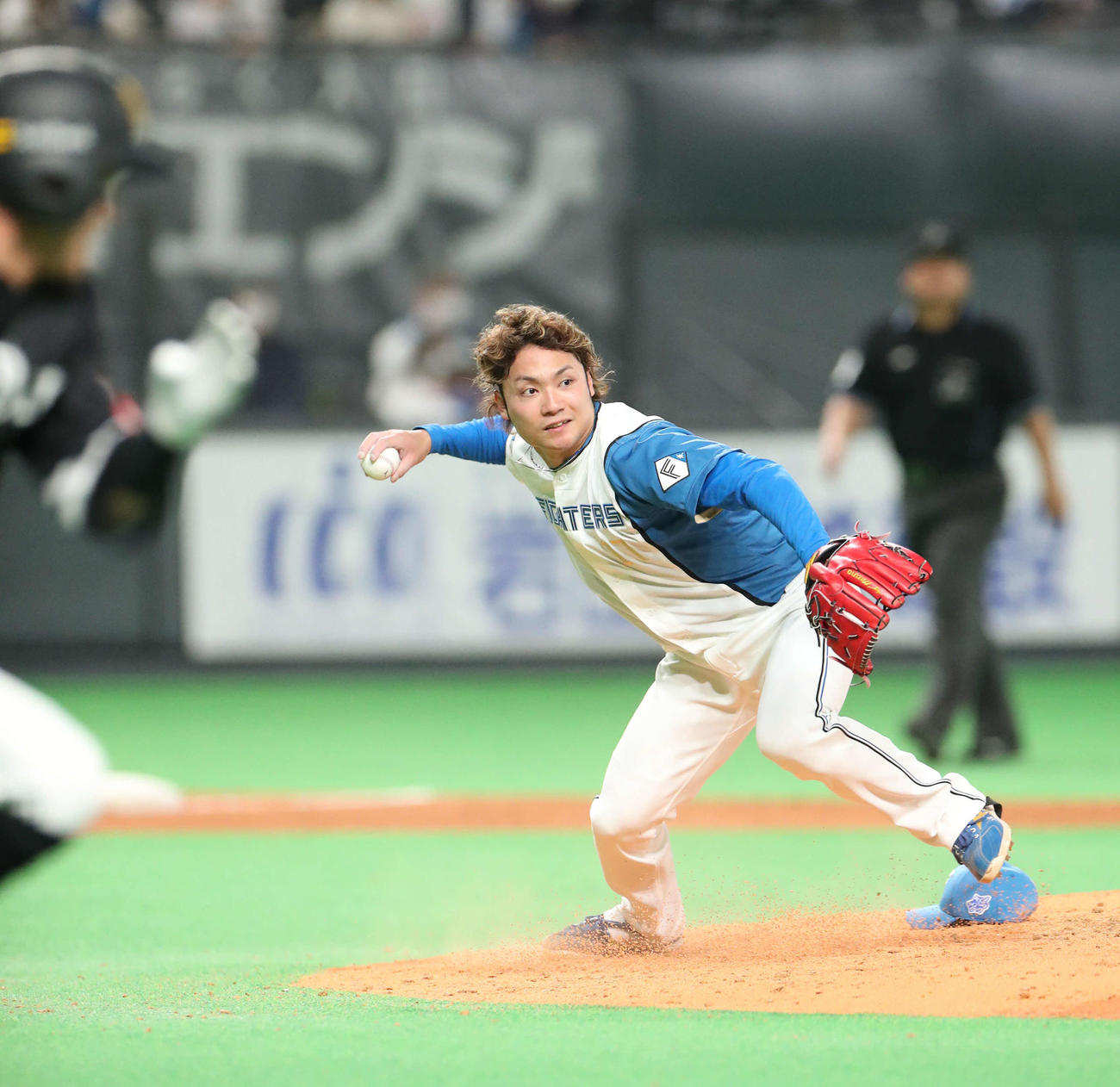 日本ハム対ソフトバンク　5回表ソフトバンク2死一塁、牧原大（左手前）の打球をグラブで弾き一塁に送球する伊藤（撮影・佐藤翔太）
