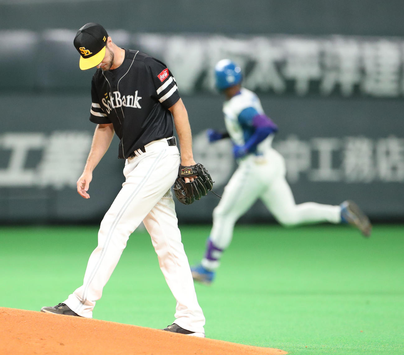 日本ハム対ソフトバンク　1回裏日本ハム2死一、三塁、万波に左越え3点本塁打を浴びるレイ（撮影・佐藤翔太）