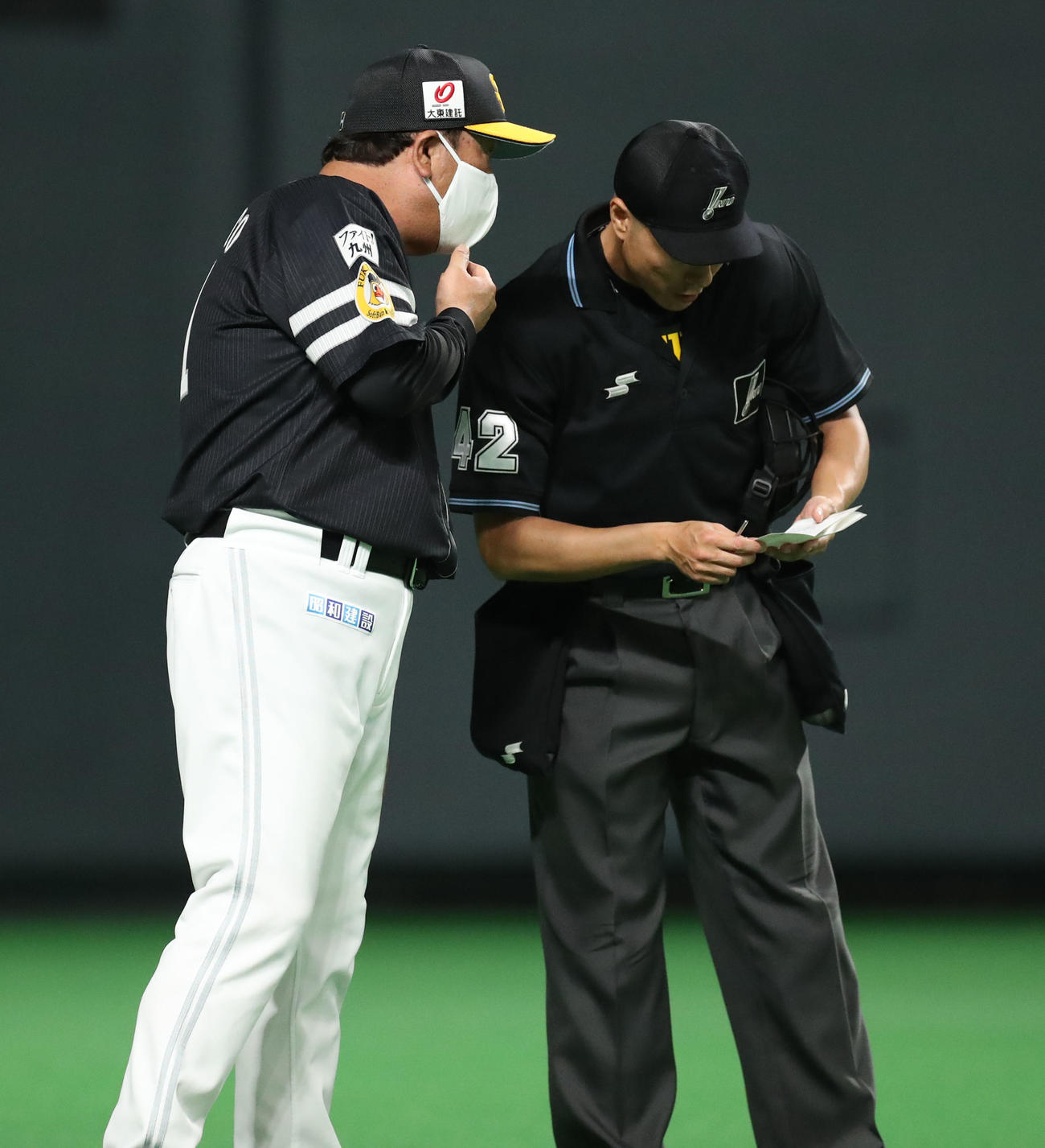 日本ハム対ソフトバンク　選手交代を告げるソフトバンク藤本監督（撮影・佐藤翔太）