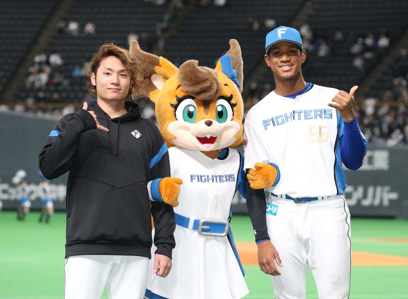 日本ハム対ソフトバンク　試合後、笑顔の伊藤（左）と万波（撮影・黒川智章）