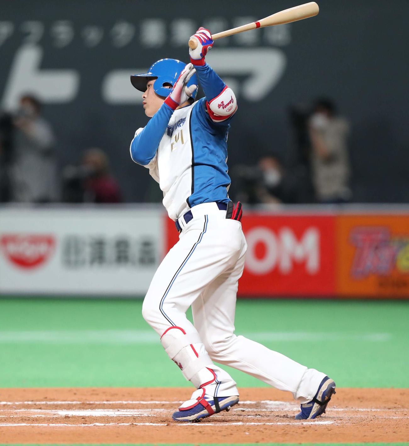 日本ハム対ソフトバンク　6回裏日本ハム1死、左中間に二塁打を放つ野村（撮影・黒川智章）