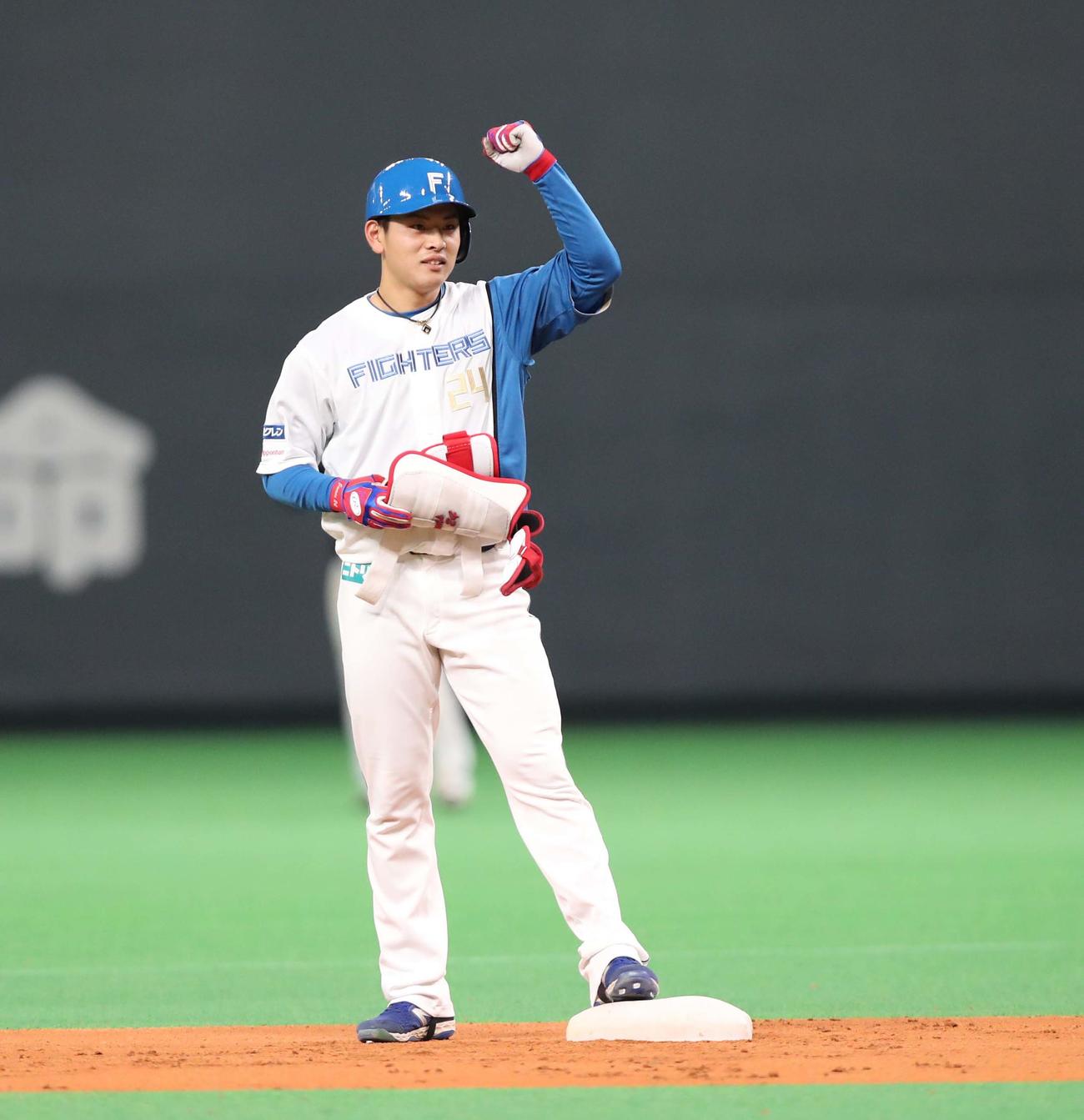 日本ハム対ソフトバンク　6回裏日本ハム1死、左中間に二塁打を放つ野村（撮影・黒川智章）