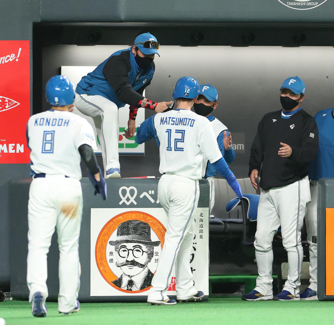 日本ハム対ソフトバンク　2回裏日本ハム2死二、三塁、野村の右前適時打で生還した松本剛を出迎える新庄監督（左後方）（撮影・佐藤翔太）
