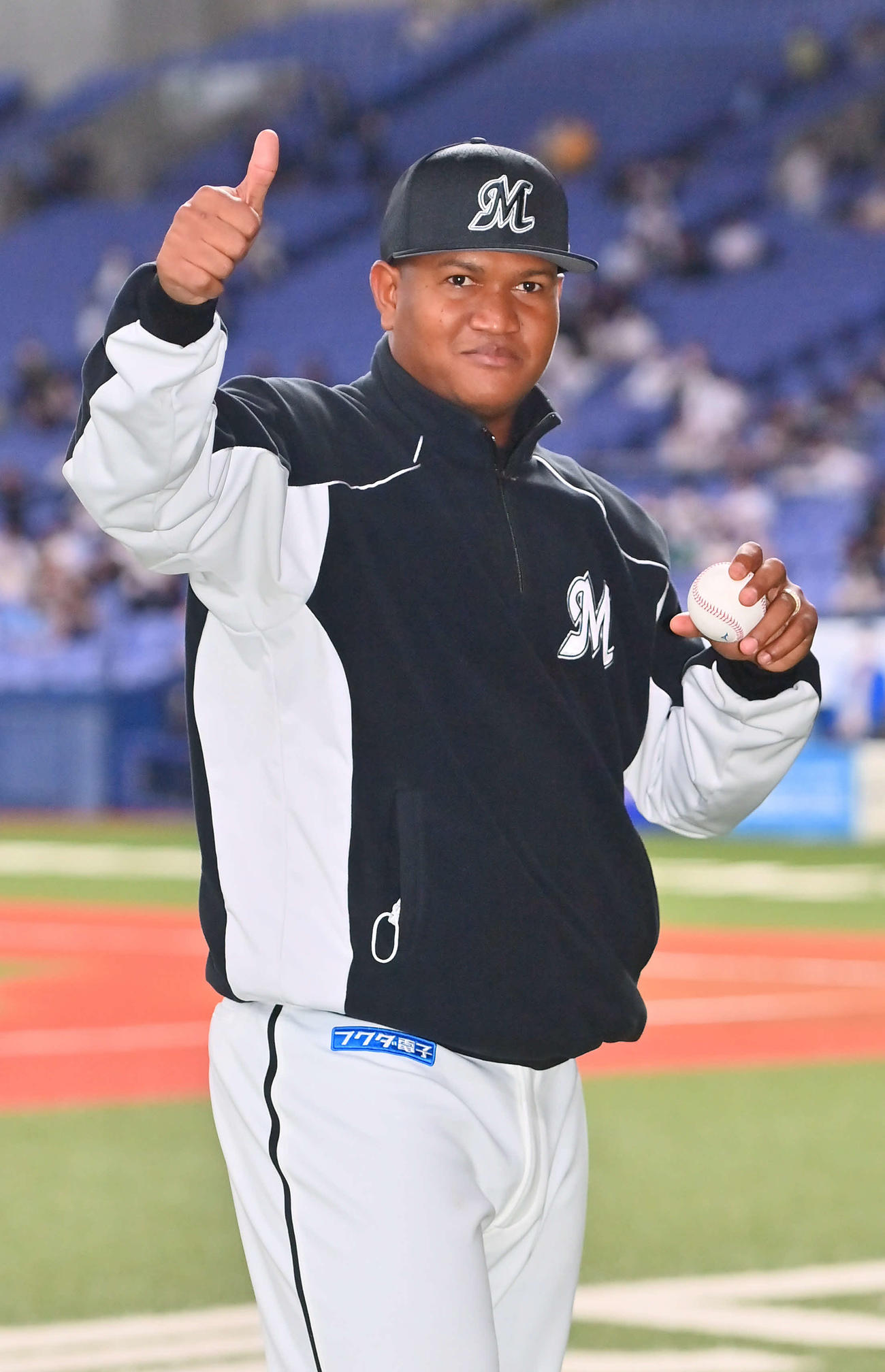 オリックス対ロッテ　ヒーローインタビューを終えファンの声援に応えるロッテ・ロメロ（撮影・和賀正仁）