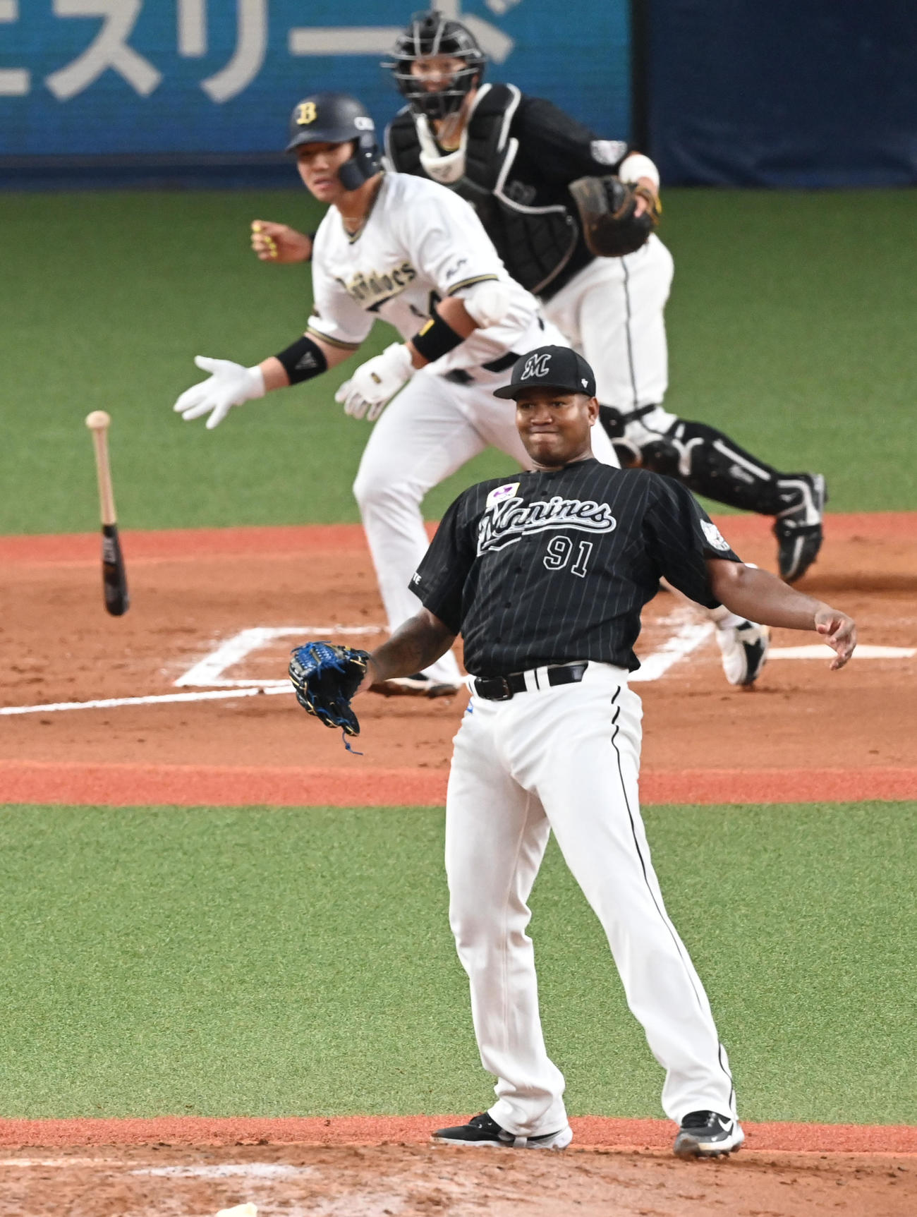 オリックス対ロッテ　7回裏オリックス無死一塁、頓宮を二直に打ち取ったロメロ（撮影・前岡正明）
