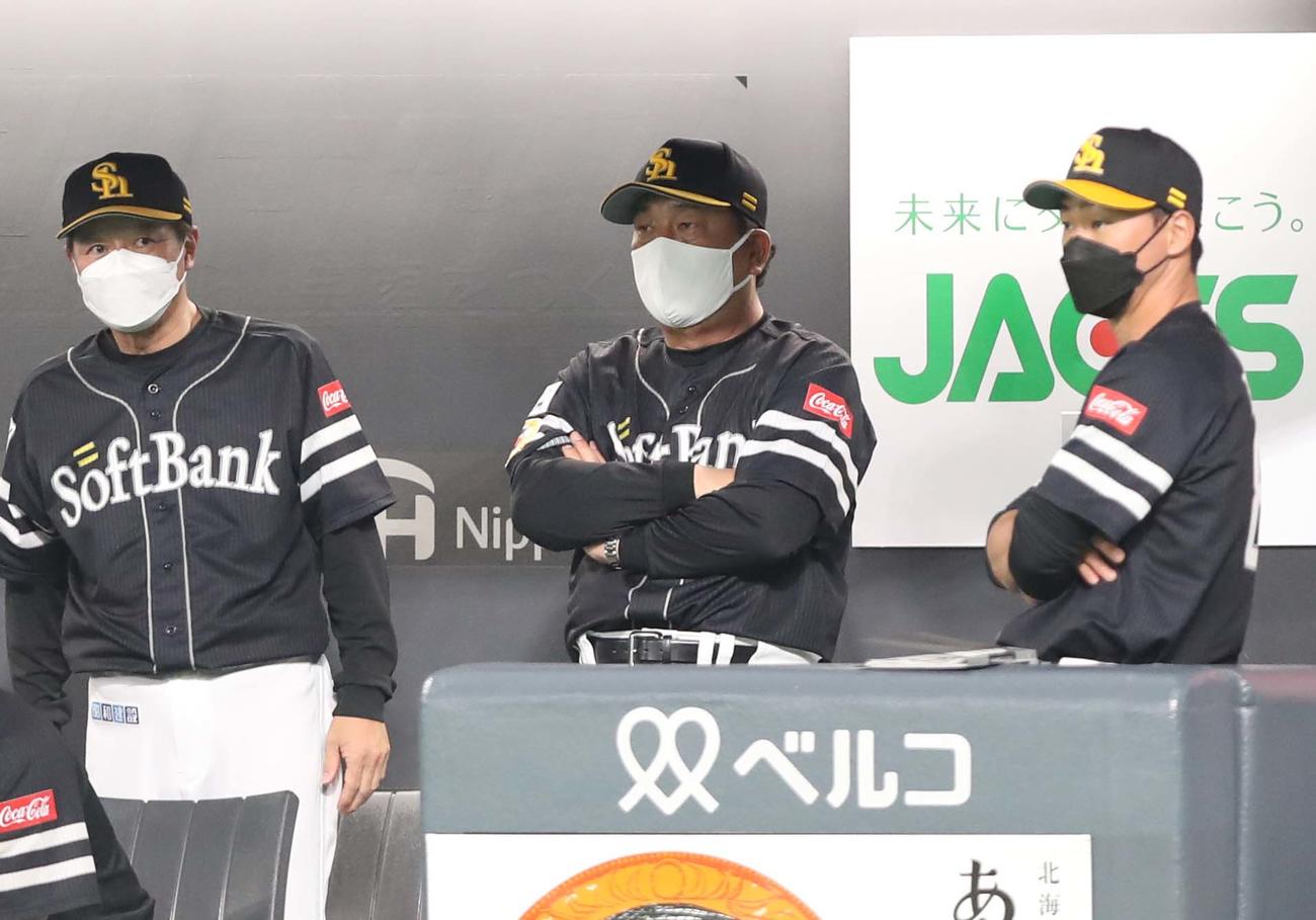 日本ハム対ソフトバンク　ベンチで渋い表情の藤本監督（中央）（撮影・黒川智章）