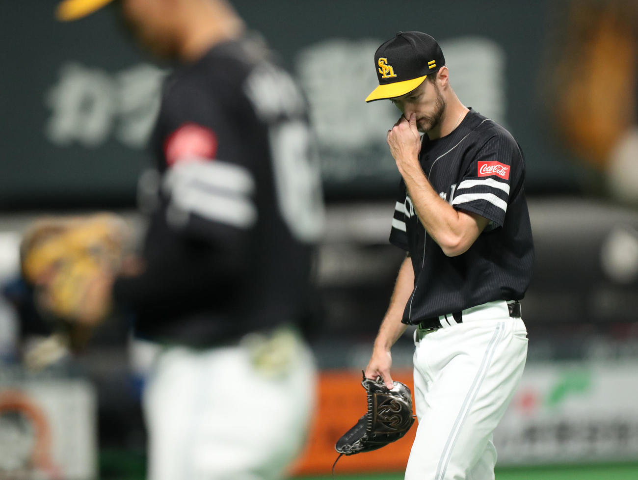 日本ハム対ソフトバンク　初回4失点を喫し、うつむきながらベンチに戻るソフトバンク・レイ（撮影・佐藤翔太）