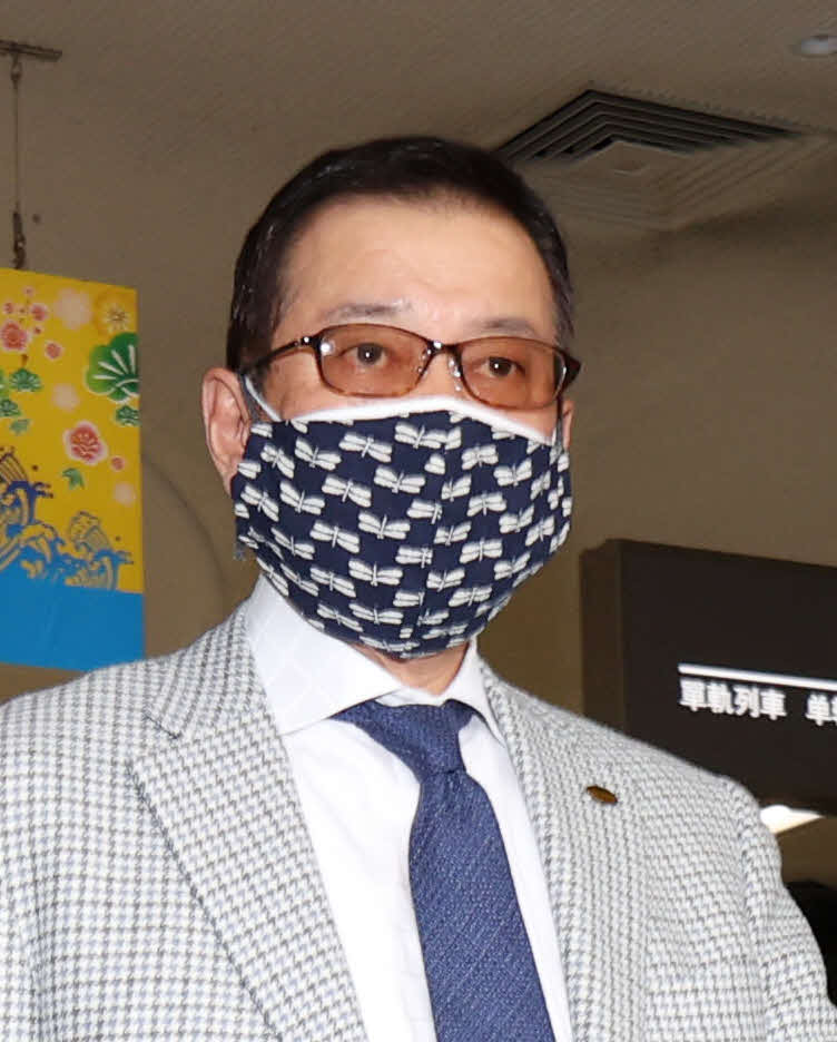 トンボ柄のマスクを着用する巨人原監督