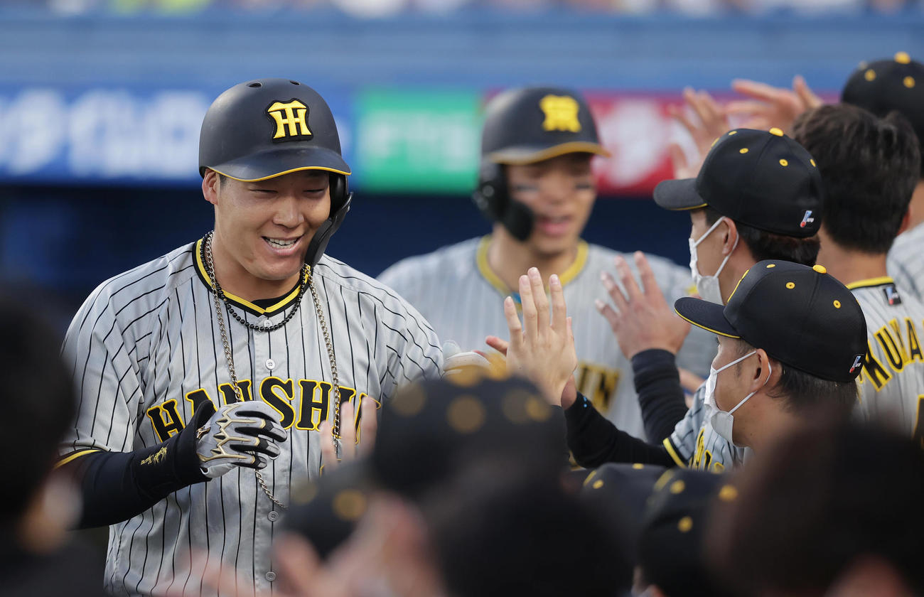 ヤクルト対阪神　1回表阪神2死二塁、左中間へ先制2点本塁打を放ち、ナインに迎えられる大山（左）（撮影・前田充）