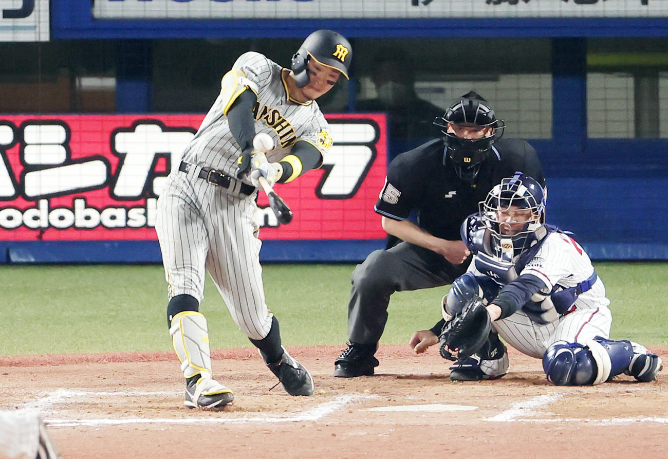 ヤクルト対阪神　7回表阪神1死二塁、右適時二塁打を放つ佐藤輝（撮影・野上伸悟）