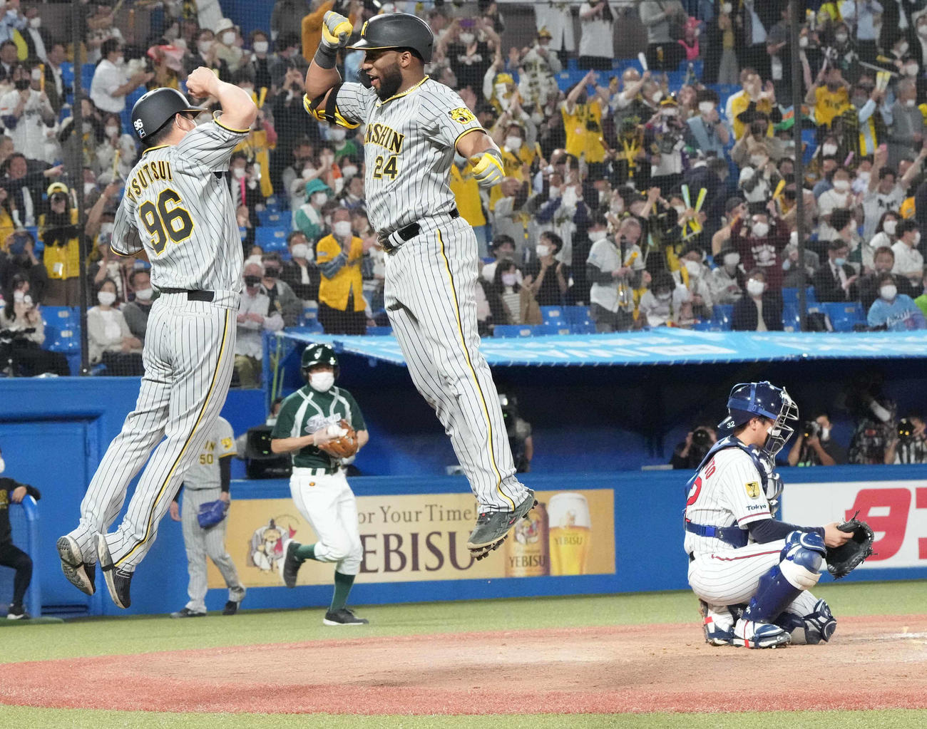 ヤクルト対阪神　7回表阪神2死一、三塁、ロハスは左越えに3点本塁打を放ち筒井一塁コーチ（左）とハイタッチ（撮影・小沢裕）