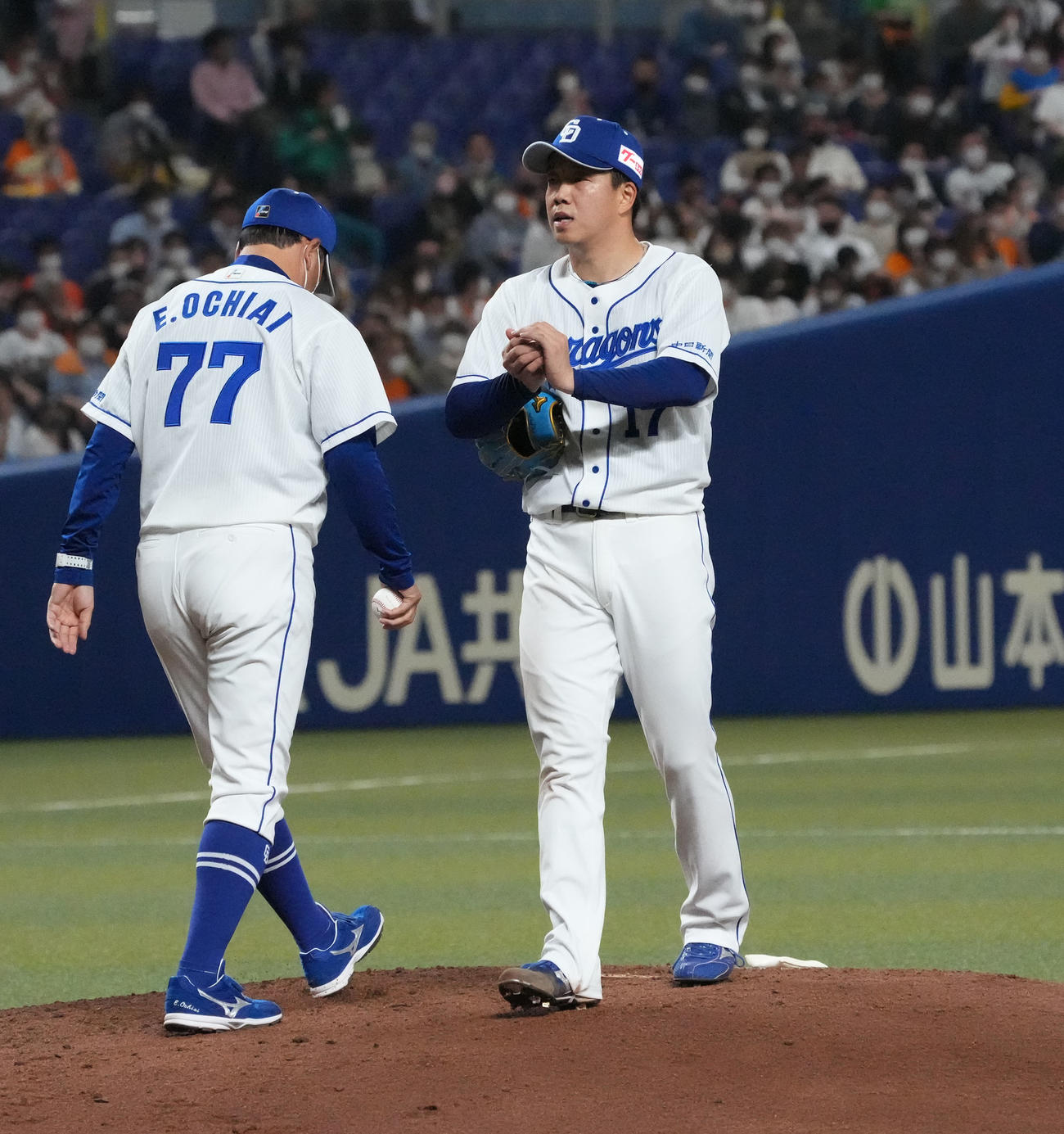 中日対巨人　6回表巨人2死満塁、マウンドを降りる柳（右）（撮影・森本幸一）