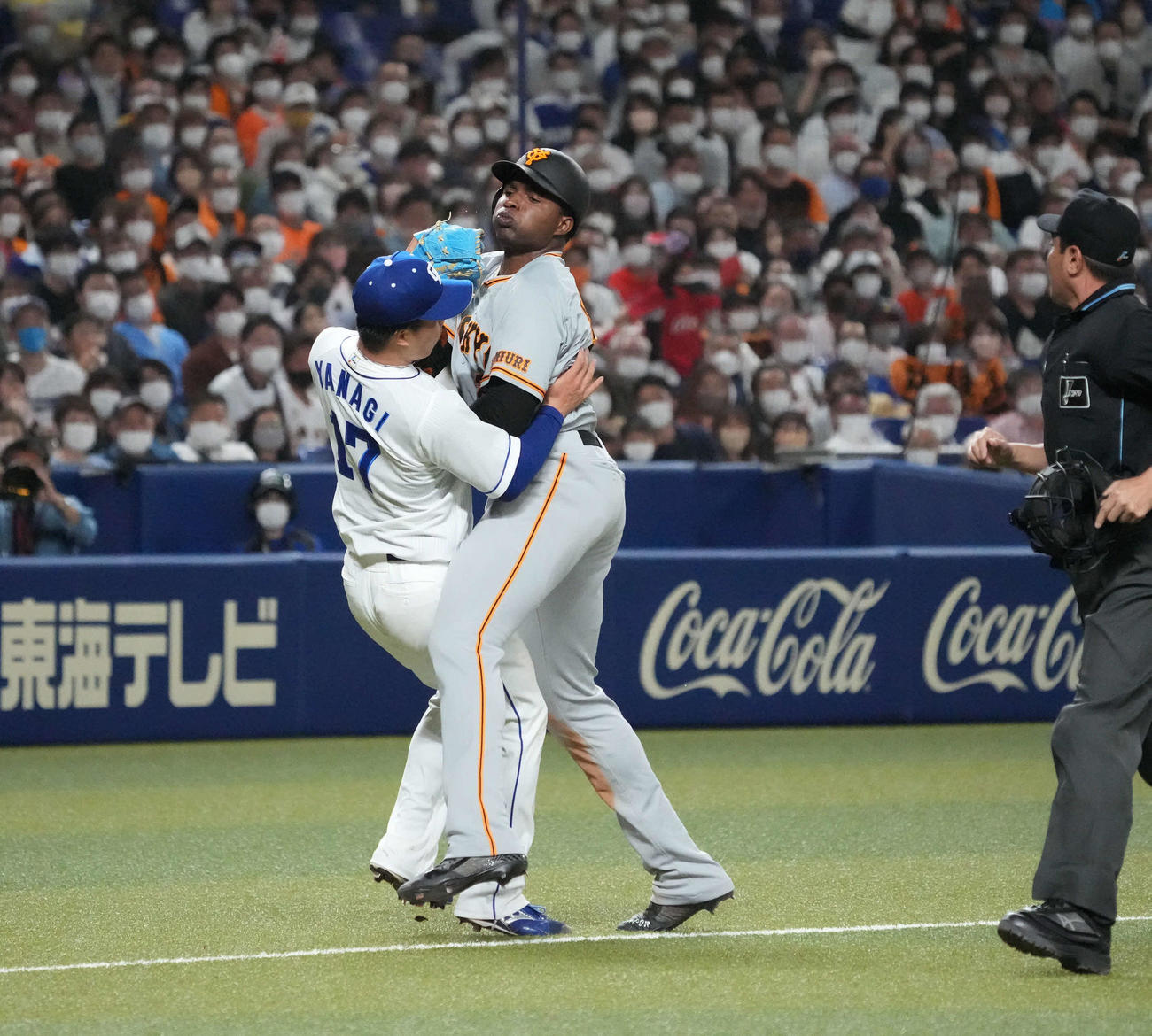 中日対巨人　6回表巨人無死一、三塁、丸の一ゴロで三本間に挟まれたポランコ（中央）は柳に激突しアウトになる（撮影・森本幸一）