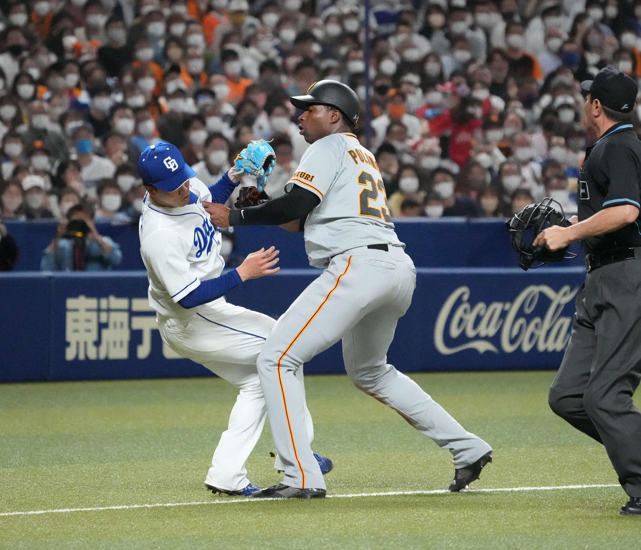 中日対巨人　6回表巨人無死一、三塁、丸の一ゴロで三本間に挟まれたポランコ（中央）は柳に激突しアウトになる（撮影・森本幸一）