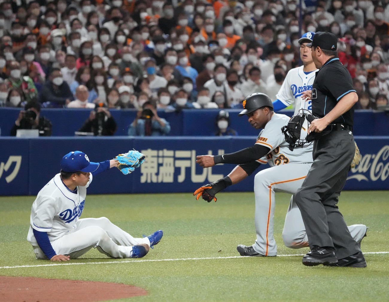 中日対巨人　6回表巨人無死一、三塁、丸佳浩の一ゴロで三本間でポランコに激突し飛ばされる柳（左）（撮影・森本幸一）