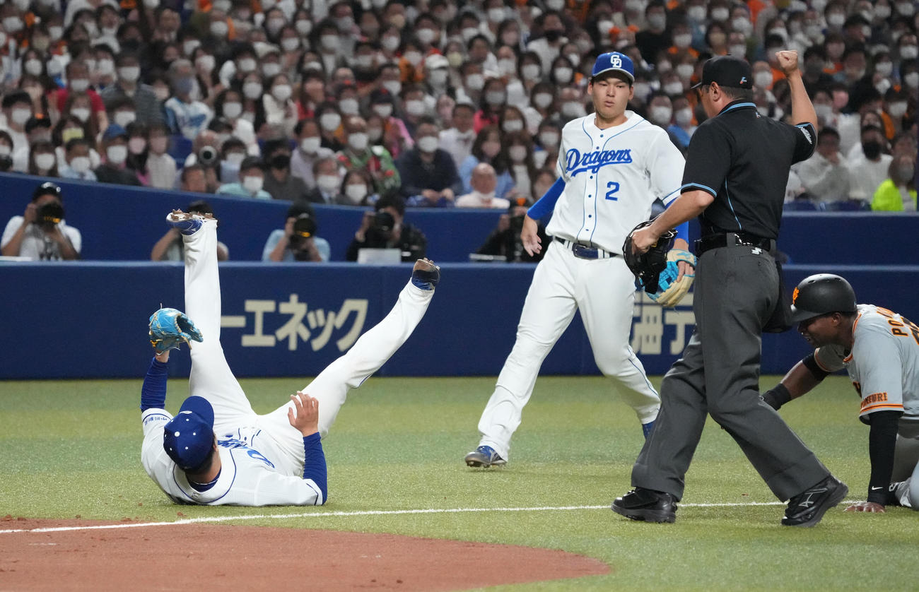 中日対巨人　6回表巨人無死一、三塁、丸佳浩の一ゴロで三本間でポランコ（右）に激突し飛ばされる柳（左）（撮影・森本幸一）